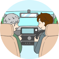 帰省中に親の車を運転する画像