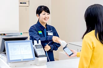 手順3:レジにてバーコードを見せて保険料のお支払